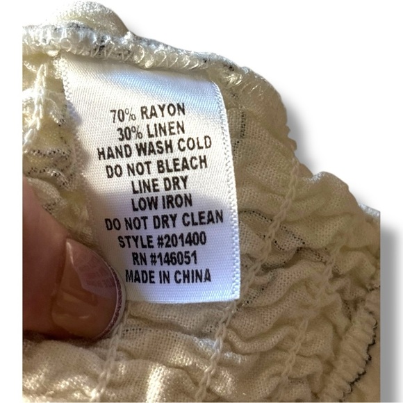 Monteau Los Angles White & Black Floral Line Pattern Puff Sleeves Smocked Blouse - Picture 15 of 16